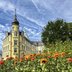 Vorschau: Blühende Tagetes vor dem Schloss. Foto: Hans-Jürgen Zietz