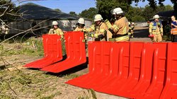 Die Einsatzkräfte der Ortsfeuerwehren Oldenburg bauen ein mobiles Hochwasserschutzsystem auf. Foto: Stadt Oldenburg