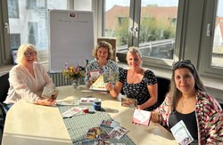 Petra Bremke-Metscher (Bereichsleiterin Frühe Hilfen/Prävention), Katharina Lenartz (Regionalkoordinatorin des Angebots bei der Stadt ) sowie zwei der Elterntalk-Moderatorinnen Kahina Azzouz und Nadine Bekkari. Foto: Stadt Oldenburg