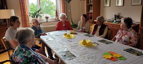 Die Kunstgeragogin Ina Simone Petri (3. von rechts) mit Bewohnerinnen eines Oldenburger Senioren- und Pflegeheimes. Foto: privat