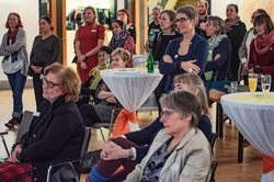 Gäste lauschen dem Bühnenprogramm. Foto: Stadt Oldenburg