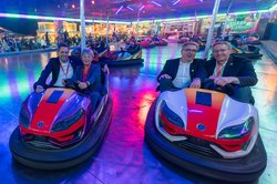 Spaß im Autoscooter auf dem Kramermarkt hatten am 27. September (von links) Niedersachsens Ministerpräsident Olaf Lies, Landtagspräsidentin Hanna Naber, Oberbürgermeister Jürgen Krogmann und Schleswig-Holsteins Ministerpräsident Daniel Günther. Foto: Sascha Stüber