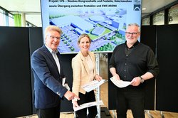 Große Pläne für die Weser-Ems-Hallen: Der Vorsitzende der Gesellschafterversammlung, Bernhard Ellberg (von links), Stadtkämmerin Dr. Julia Figura und Hallen-Chef Dieter Meier stellten am 3. Juni das Neubauprojekt vor. Foto: Sascha Stüber