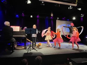 KIBUM 2023: Madame Flamaengo und ihre Ballettkinder tanzen zur Musik der Blockflöte. Foto: Stadt Oldenburg