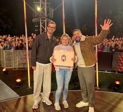 Die ProSieben-Show „Ein sehr gutes Quiz (mit hoher Gewinnsumme)“ kam am 11. Oktober live aus Oldenburg: Das Bild zeigt Klaas Heufer-Umlauf (rechts) mit Joko Winterscheidt und Gewinnerin Reni. Der gebürtige Oldenburger war in seiner Heimatstadt bestens aufgelegt. Foto: Screenshot Joyn 