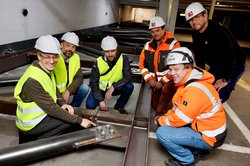 Stadtrat Holger Denckmann, Projektleiter Pascal Strixner (EGH), Axel Knorr (EGH, Projektmanagement), Marian Hartleb (Firma Hartleb Stahl- u. Anlagenbau GmbH), Hans-Josef Harnisch (Hartleb, Projektleiter vor Ort) und Philip Schreiber (Büro BPN Bauplanung Nord) stellten die horizontale Stahlkonstruktion zur Absicherung der Tiefgarage am Stadtmuseum vor. Foto: Sascha Stüber
