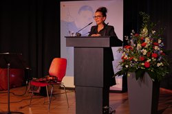 Preisträgerin Güner Balci am Rednerpult. Foto: Jörg Hemmen