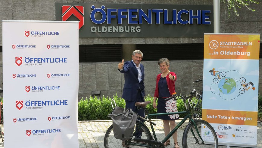 Christian Bunk, Vertriebsdirektor Öffentliche Versicherungen Oldenburg, und Dr. Pia Winter, Geschäftsführerin der Elterninitiative krebskranker Kinder Oldenburg e.V., freuen sich über das Erreichen des Etappenziels. Foto: Stadt Oldenburg