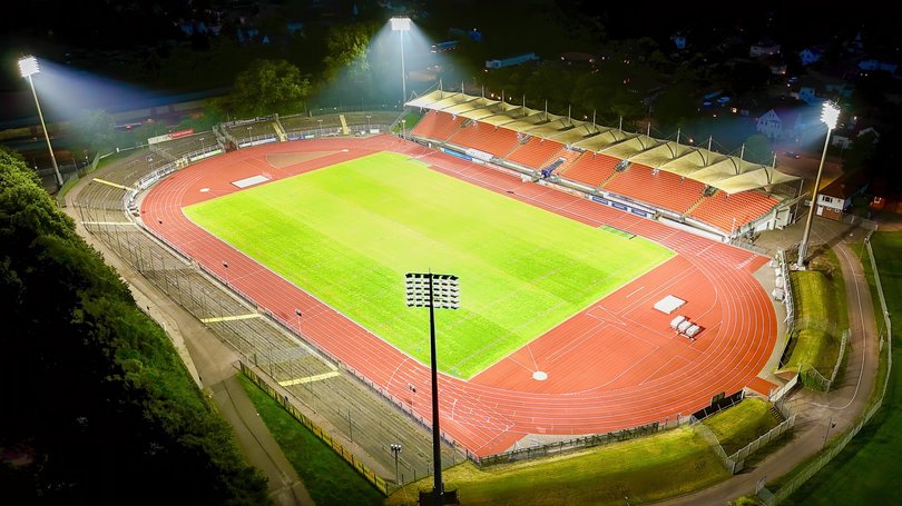 Blick von oben auf das vom Flutlicht taghell erleuchtete Marschwegstadion. Foto: Sascha Stüber
