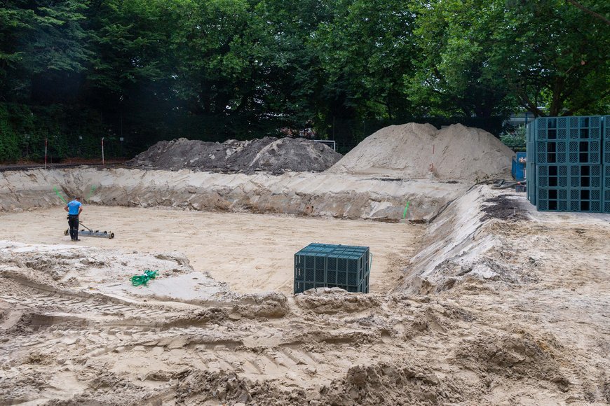 Der komplette Sportplatz am Schulzentrum Alexanderstraße ist aufgerissen. Foto: Sascha Stüber