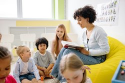Erzieherin in einem Kindergarten liest den Kleinen eine Geschichte vor. Foto: Yan Krukau