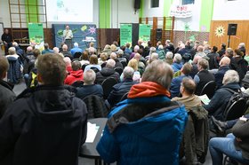 Wo sonst Sport getrieben wird, verwandelte der Dialogprozess die GVO Turnhalle Osternburg in einen voll besetzten Dialograum zum Wärmeplan. Foto: Jörg Hemmen