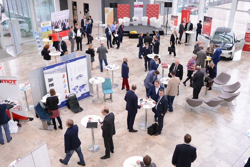 Foyer mit Gästen. Foto: Jörg Hemmen