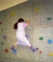 Kind an der Kletterwand. Foto: Stadt Oldenburg Kind an der Kletterwand. Foto: Stadt Oldenburg