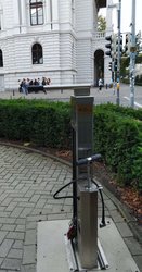 Servicestation mit Werkzeugen und Luftpumpe für kleine Fahrradreparaturen in Sichtweite des Theaters an der Roonstraße. Foto: Stadt Oldenburg