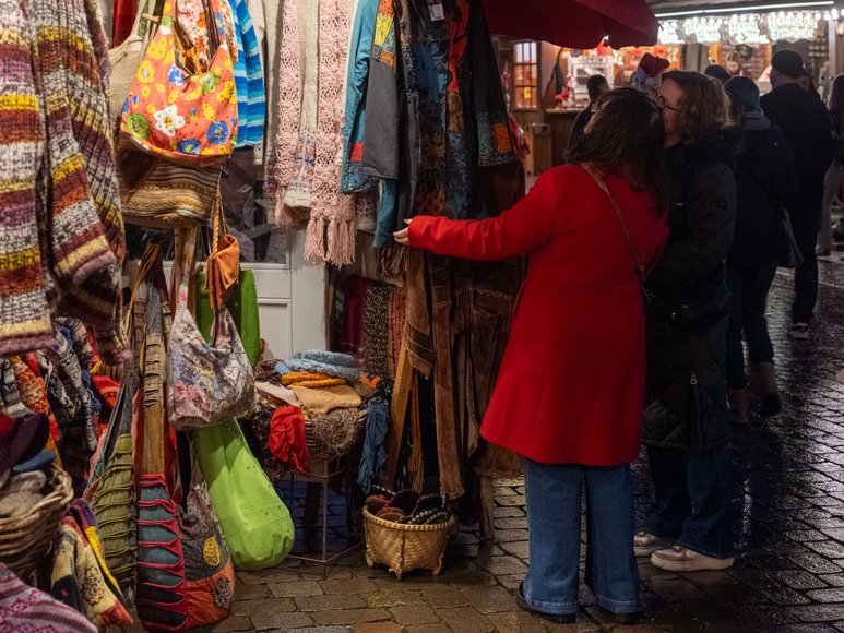Schals und Taschen auf dem Lamberti-Markt 2025. Foto: Sascha Stüber