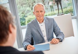 Ralph Wilken, Leiter der Wirtschaftsförderung im Gespräch. Foto: Foto- und Bilderwerk