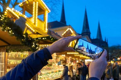 Blick durch ein Handy in Richtung Lamberti-Kirche. Foto: Sascha Stüber