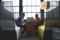 Zwei Personen sitzen vor einem Laptop. Foto: StartupStockPhotos/Pixabay