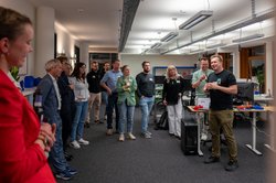 Nils Hartmann, Gründer und Geschäftsführer von AI Robotic, präsentiert vor Teilnehmenden Robotik-Lösungen. Foto: Sascha Stüber