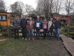 Sieben lächelnde Menschen vor dem Hüttendorf. Foto: Stadt Oldenburg Sieben lächelnde Menschen vor dem Hüttendorf. Foto: Stadt Oldenburg