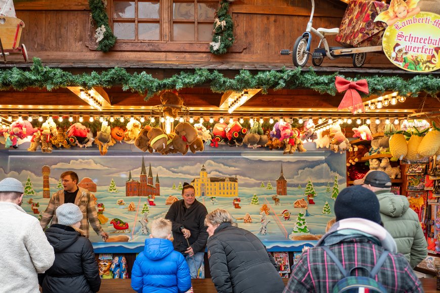 Das Schneeballwerfen auf dem Lamberti-Markt 2025. Foto: Sascha Stüber