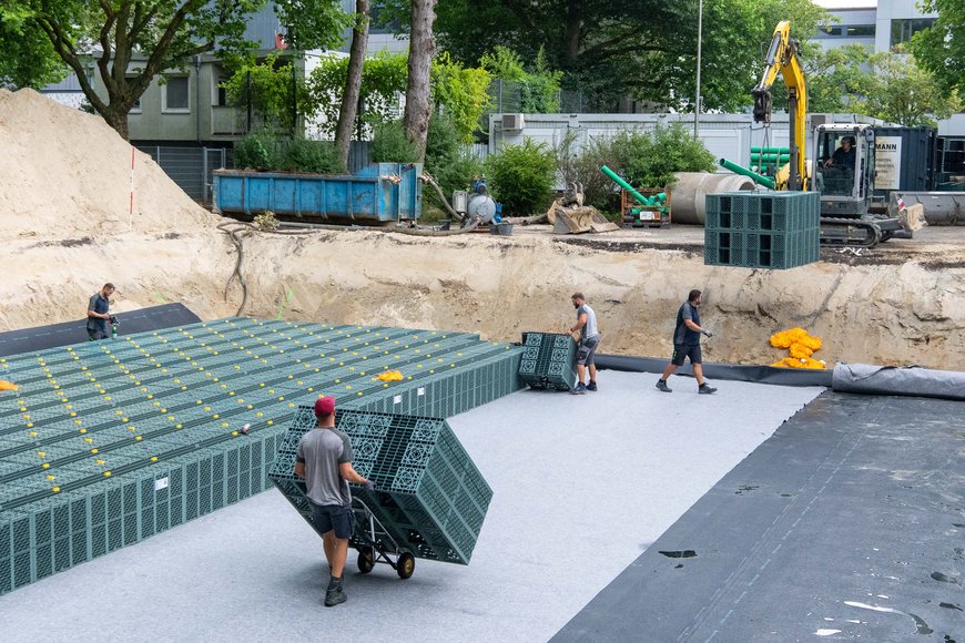 Die Speicherboxen werden in die Baugrube transportiert und plaziert. Foto: Sascha Stüber