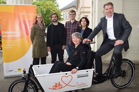 Jürgen Krogmann (rechts) und Kerstin Goroncy (vorne) übergaben das Lastenrad an (hinten, von links) Claudia Bird, Ernst Schäfer und Maximilian Götz vom Verein „Rädchen für alle(s)“ sowie an Dr. Ursula Warnke (Landesmuseum). Foto: Stadt Oldenburg