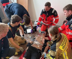 Zu den Übungen zählte unter anderem die Reanimation einer Person, die in einer Oberwohnung zusammengebrochen war. Foto: Stadt Oldenburg