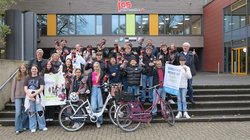 Ulrich Fillies, Geschäftsführer AKTIONfahrRAD, Katrin Dröge-Berzedjou, Brandmanagerin Trelock, Stefanie Laue und Holger Büsing, Klassenlehrende der 9d der IGS Kreyenbrück, Jürgen Pieper, VCD Oldenburg, und Schülerinnen und Schüler der 9d mit den gewonnenen Fahrradschlössern. Foto: Stadt Oldenburg
