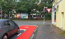 Oldenburgerinnen und Oldenburger können mit ihrem Drahtesel nun in der Einmündung der Schulstraße in die Stedinger Straße im Bereich einer neu aufgetragenen Markierung an dem wartenden KFZ-Verkehr vorbeifahren. Foto: Stadt Oldenburg