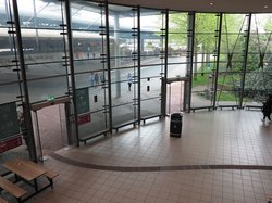 Die dauerhaft geöffneten Zugangstüren im Bahnhofsgebäude Nord. Foto: Stadt Oldenburg