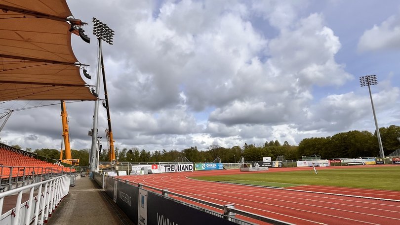 Das neue Flutlicht im Marschwegstadion steht. Foto: Stadt Oldenburg