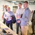 Vorschau: Mattis Menge erklärt interessierten Gästen den Demonstrator zu Smart Home Devices. Foto: Foto und Bilderwerk