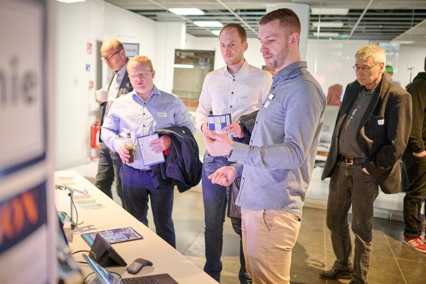 Mattis Menge erklärt interessierten Gästen den Demonstrator zu Smart Home Devices. Foto: Foto und Bilderwerk