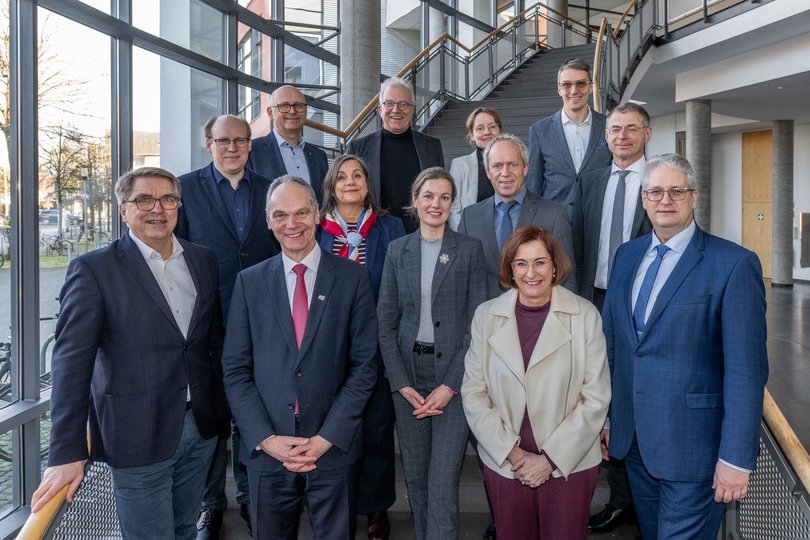 Oberbürgermeister Jürgen Krogmann (vorne links) und Universitätspräsident Prof. Dr. Ralph Bruder (vorne zweiter von links) trafen sich mit den Spitzen der Stadtverwaltung und den Mitgliedern der Hochschulleitung zum Jahresgespräch. Foto: Universität Oldenburg/Daniel Schmidt