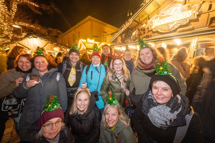 Besuchergruppe vor dem Flammlachsstand auf dem Lamberti-Markt 2024. Foto: Sascha Stüber