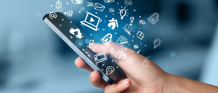 Hand mit Smartphone. Foto: ra2 studio/Fotolia.com