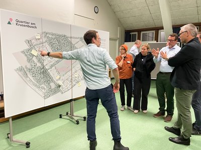 Bürgerinnen und Bürger an einer Informationstafel