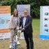 Vorschau: Vera Weidemann, Vorständin Personal und Recht der EWE Aktiengesellschaft, und Gerhard Wessels, Vorstand der Gemeinnützigen Werkstätten Oldenburg e.V., freuen sich über das Erreichen des Etappenziels. Foto: Stadt Oldenburg