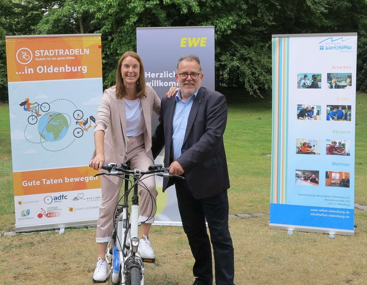 Vera Weidemann, Vorständin Personal und Recht der EWE Aktiengesellschaft, und Gerhard Wessels, Vorstand der Gemeinnützigen Werkstätten Oldenburg e.V., freuen sich über das Erreichen des Etappenziels. Foto: Stadt Oldenburg