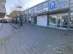 Die vergangenen Jahre haben Spuren auf der Glas- und Stahlfassade der Fahrradstation Nord hinterlassen. Foto: Stadt Oldenburg
