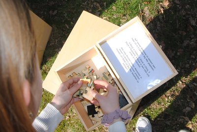 Schülerin setzt Holzpuzzle zusammen. Quelle: Stadt Oldenburg