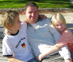 Vater und zwei Kinder. Foto: S. Hofschlaeger/Pixelio.de