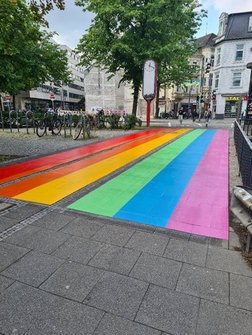 Ein dauerhafter Regenbogenstreifen auf dem Fuß- und Radweg zwischen Staugraben und Staulinie. Foto: Stadt Oldenburg