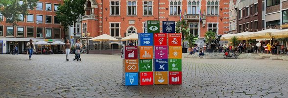 17 SDG-Würfel auf dem Marktplatz vor dem Alten Rathaus. Foto: Stadt Oldenburg