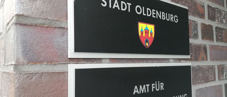 Zwei Schilder im Eingangsbereich der Wirtschaftsförderung Oldenburg: Stadt Oldenburg (mit Wappen), Amt für Wirtschaftsförderung. Foto: Stadt Oldenburg