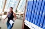 1,4 Millionen Bücher können in der Uni-Bibliothek ausgeliehen werden. Zudem wird Zugriff auf rund 1,1 Millionen E-Books und mehr als 160.000 elektronische Zeitschriften ermöglicht. Quelle: Universität Oldenburg · Stand: Juni 2024. Foto: Daniel Schmidt