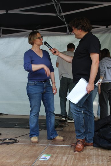 Die Bloherfelder Pastorin Friederike Deecken berichtet über die Gemeinde. Foto Sonja