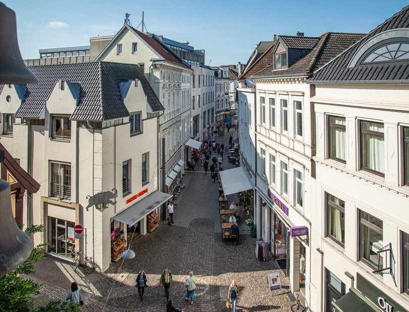 Blick vom Glockenturm des Alten Rathauses auf die Lange Straße. Foto: Mittwollen und Gradetchliev